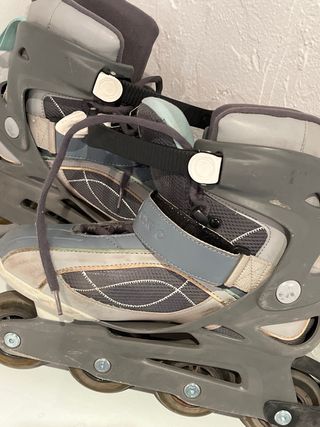 Patines en línea grises y azules