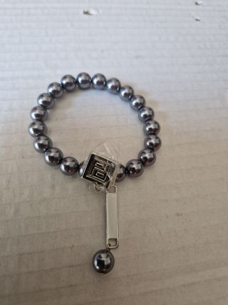 Pulsera perlas grises y metal plateado