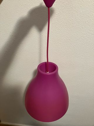 Lámpara infantil rosa Ikea.