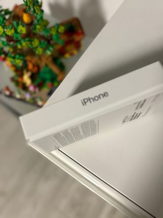 Scatola vuota iPhone 12 nero con adesivi