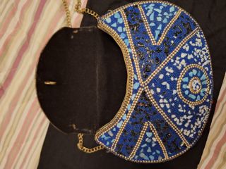 Bolso de latón con pedrería azul y dorada