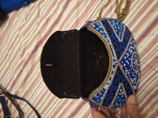 Bolso de latón con pedrería azul y dorada