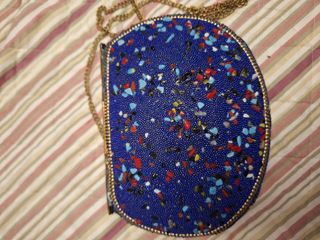 Bolso de latón con pedrería azul y dorada