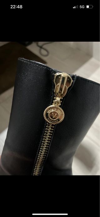 Stivali neri con tacco e zip dorata