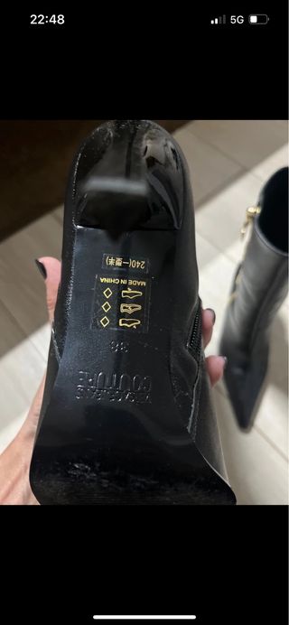 Stivali neri con tacco e zip dorata