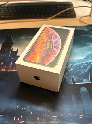 Scatola vuota iPhone XS con adesivi