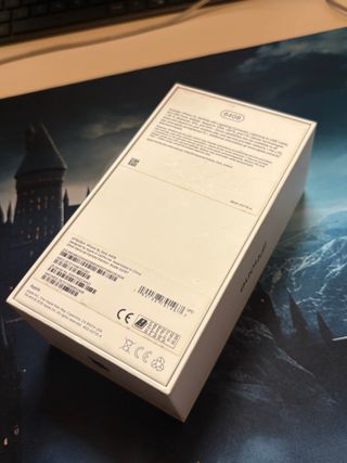 Scatola vuota iPhone XS con adesivi