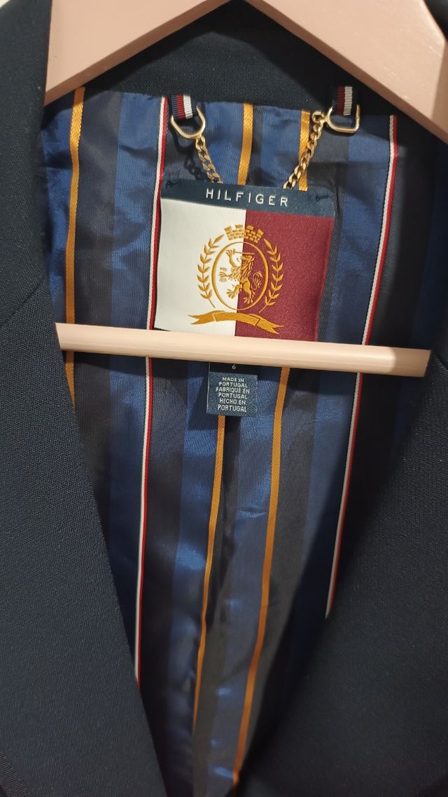 Blazer azul marino Tommy Hilfiger con escudo