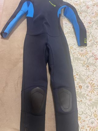 Traje de neopreno niño con aletas.