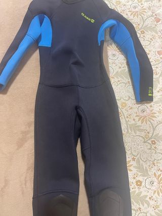 Traje de neopreno niño con aletas.