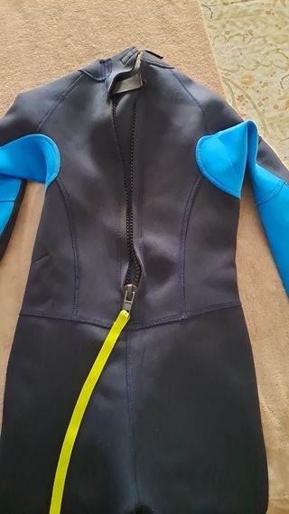 Traje de neopreno niño con aletas.