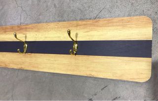 Perchero de madera con ganchos metálicos