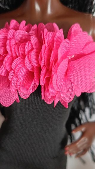 Vestido Barbie negro con flor rosa y accesorios
