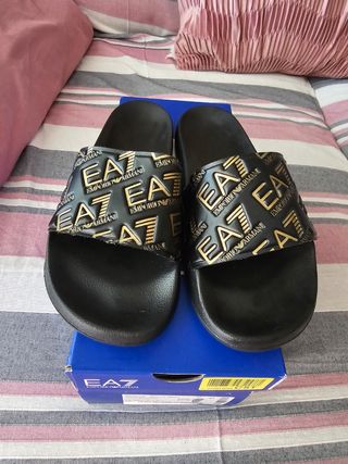 Chanclas Emporio Armani EA7 Negras Doradas