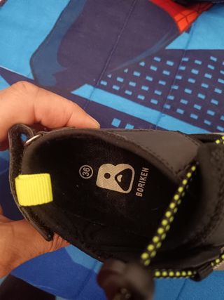 Zapatillas de senderismo negras y grises