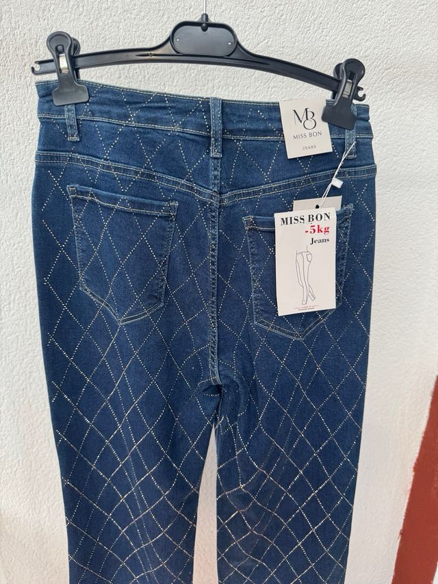 Pantalones vaqueros con brillos dorados