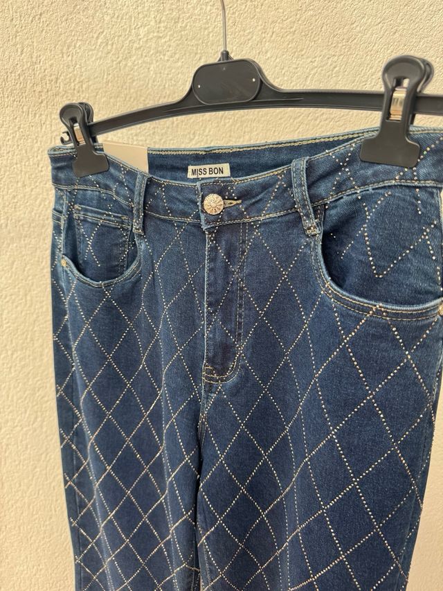 Pantalones vaqueros con brillos dorados