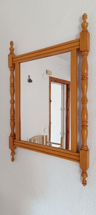 Espejo de madera con marco labrado