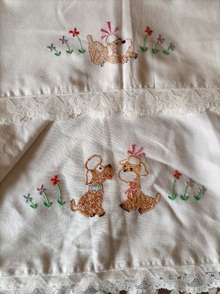 Sábana de cuna bordada con perros