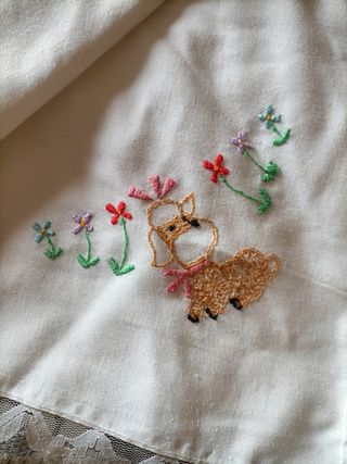 Sábana de cuna bordada con perros