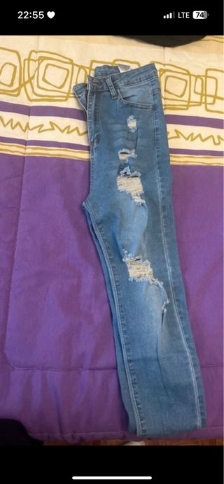 Pantalón vaquero desgarrado azul