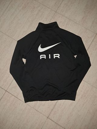 Chaqueta Nike Air de chándal negra.