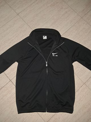 Chaqueta Nike Air de chándal negra.