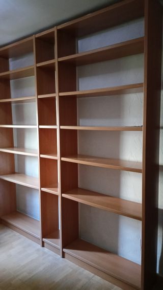 Estantería de madera marrón
