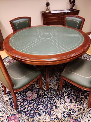Mesa redonda de madera y cuero