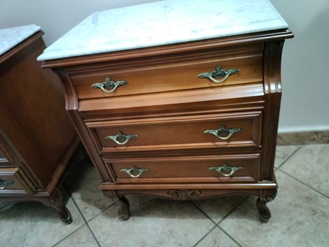 Mesitas de noche de madera y mármol