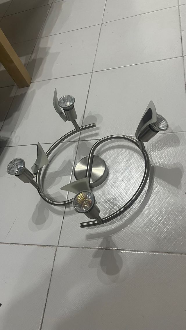 Lámpara de techo plateada de metal