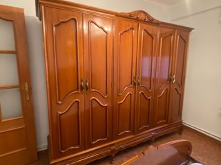 Armario de madera marrón