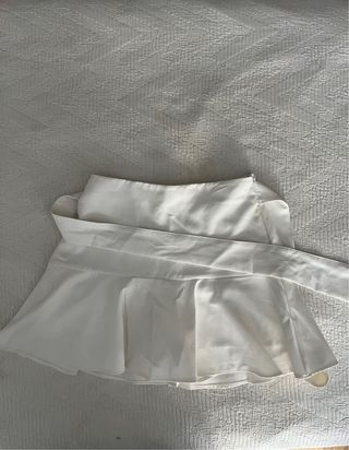 Falda blanca con lazo