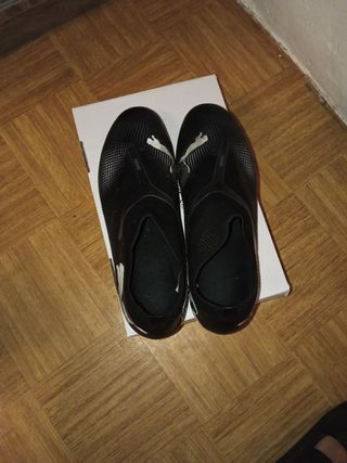 Zapatillas Fútbol Puma Talla 42
 Negra Plata