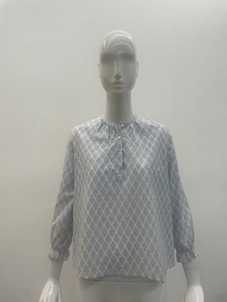 Blusa estampada azul y blanca