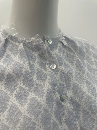 Blusa estampada azul y blanca