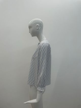 Blusa estampada azul y blanca