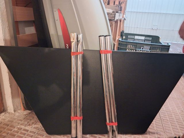 Mesa alta negra y plateada