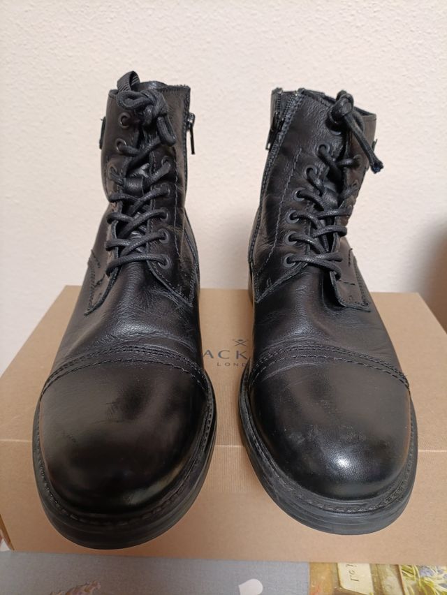 Botas negras con cordones y cremallera