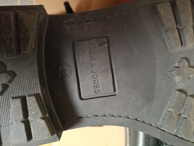 Botas negras con cordones y cremallera