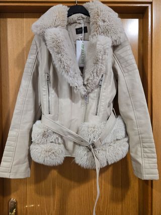 Abrigo beige con pelo sintético talla Xl