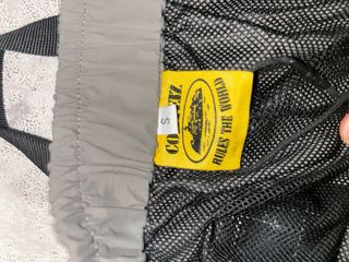 Pantalón corto gris con cinturón
