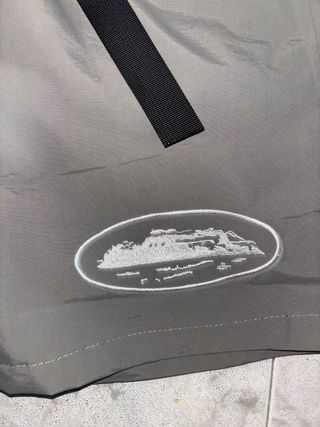 Pantalón corto gris con cinturón