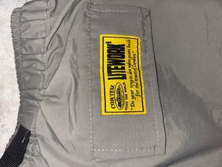 Pantalón corto gris con cinturón