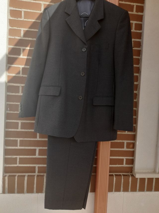 Traje gris oscuro talla 54 con chaleco
