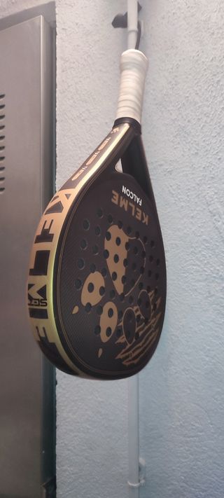 Raqueta Padel Kelme Falcon Negra y Dorada
