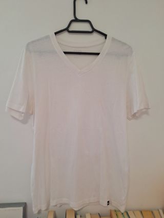 Camiseta básica blanca cuello pico