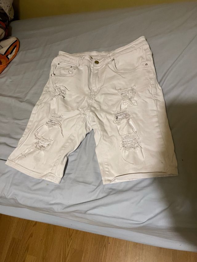Pantalones blancos rotos