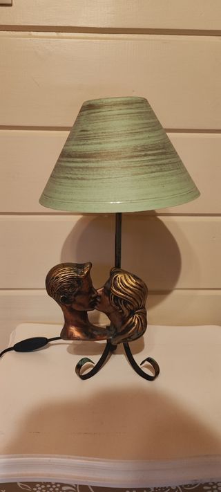 Lámpara de mesa diseño besos dorada y verde