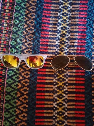 Dois pares de óculos de sol